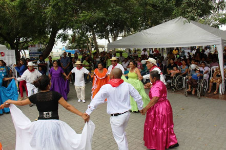 Baile popular tradicional de la provincia de Manabí, durante una "casa abierta" para mostrar lo que hace el Estado por las personas discapacitadas. Manta, Ecuador.