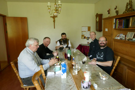 Ulrike beim täglichen MIttagessen mit dem Bischof (3.v.l) und den Priestern