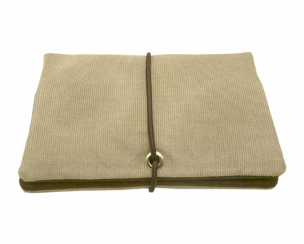 handmade tabaktasche aus cord in braun-beige mit gummiband personalisierbar