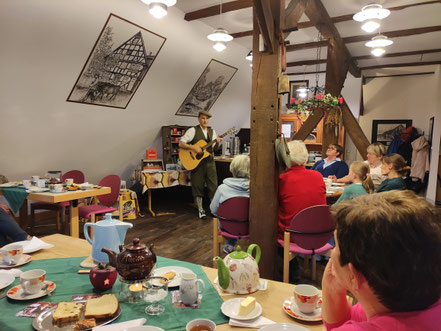 Live-Foto aus Borgs Scheune, Züschen bei Winterberg: Zuschauer singen bei Thommis Teatime mit Thommi Baake