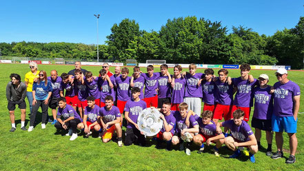 Die stolzen Meister unserer B-Jugend-Spielgemeinschaft. Foto: Eddi Zock