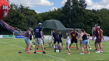 Vereinsmitglieder probieren Krafttraining mit elastischen Bändern an den Beinen.