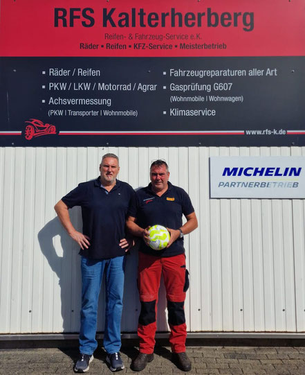 Der 1. Vorsitzende Andreas Engels und Gerd Kalterherberg mit einem der neuen, schicken Jugendfußbälle. (Foto: SSV)
