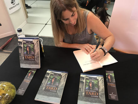 Ariadna Herrero signant exemplars