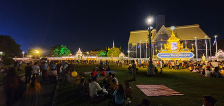 Devant le Palais royal, le 1er soir de la Fête des Eaux.