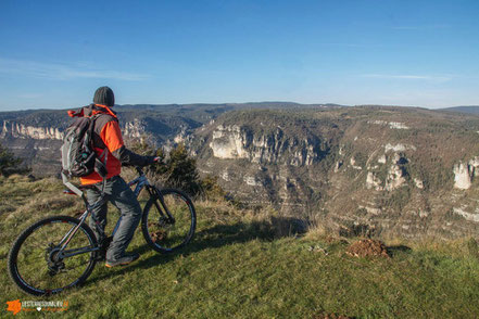 un cyclotouriste sur le Causse Noir