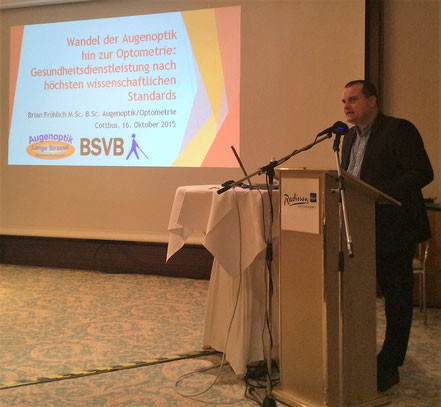 Brian Fröhlich, Optometrist, beim Patientenforum des Blinden-und-Sehbehinderten-Verband Brandenburg e.V. (BSVB)