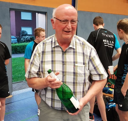Ehrenpräsident Hansi Korstick lässt anschließend die Sektkorken knallen. 
