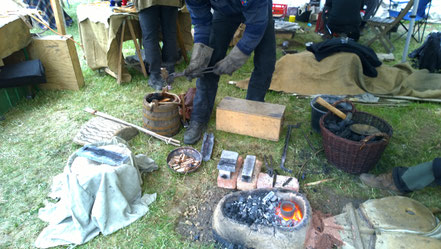 Bronzeguss wie vor 4000 Jahren  auf dem Schmiedetreffen in Steinbach Hallenberg