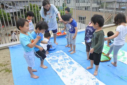 つめた〜い!ぬるぬるする〜!