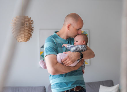 Babyfotos zu Hause - Papa küsst Tochter