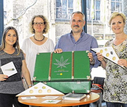 Mit dem „Methodenkoffer Cannabis“ gemeinsam präventiv aktiv: Streetworkerin Lara Brammertz (v.l.), Elke Koch und Gabi Fischer (Fachstelle für Suchtvorbeugung) und Jugendpfleger Ralf Pauli. Foto: Städteregion