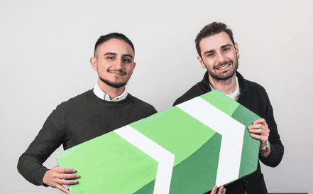 ragazzi che sorridono con in mano il logo della società