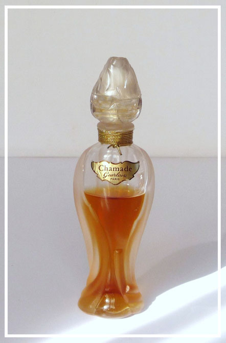 CHAMADE - PARFUM DANS PETIT FLACON AVEC BOUCHON PLASTIQUE EN FORME DE BOUTON DE ROSE