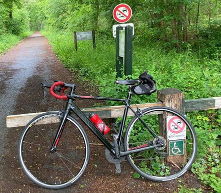 2 roues "Interdiction de stationner" ! Ne cherchez pas le cycliste, il est peut être au muguet !