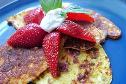 Pancakes (Low Carb) mit Erdbeeren, Frischkäse und Minze