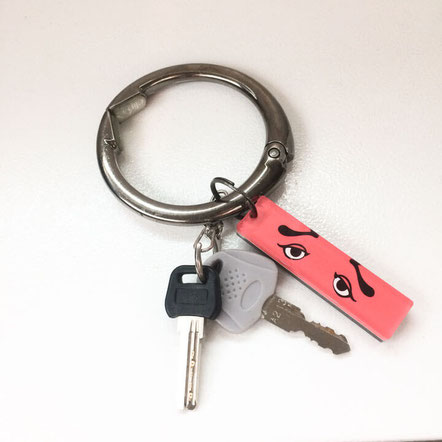 holder.jpg 自転車の鍵にバッグハンガー「クリッパ（Clipa）」を付けて紛失防止に活用している様子