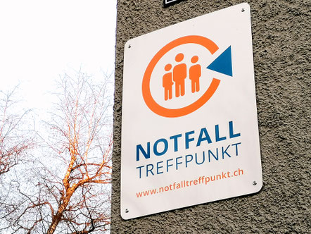 Die Notfalltreffpunkte sind an solchen Hinweistafeln zu erkennen. (Bild: RFS)