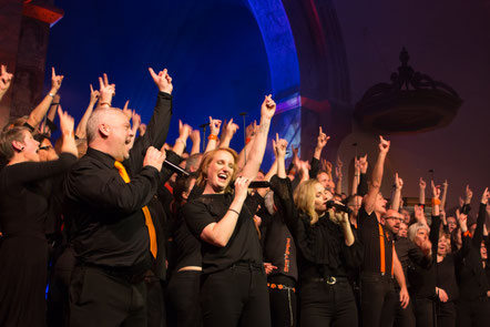 Der Projektchor von 2019 bei einem Konzert in der Kirche Rüti (Bild: zvg)