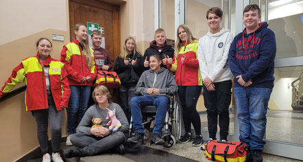 Hinten (von l): Mia Heß, Ylva Kahrau, Jonas Dickhuth, Lara Pinker, Jan Schultz, Feline Groß, Karl Schütze, Ole Besecke.   Sitzend: Darwyn Feuerschütte und Fynn Köhler.