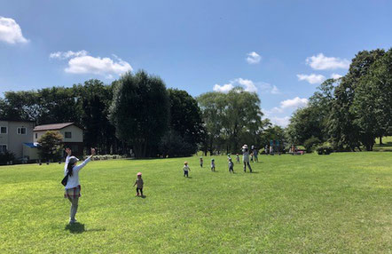 毎日の園外活動（公園など）でたくさん歩ける丈夫な足腰と体力を養っています。