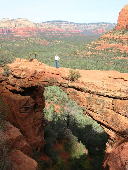 Der Mensch wird in der Weite Arizonas ganz klein, wie ich hier auf einer Brücke im Sedona Nationalpark in der Nähe vom Grand Canyon.