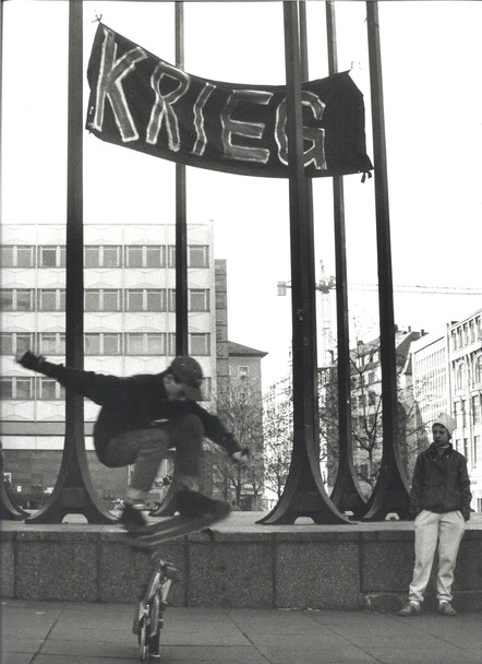 Lifestyle, Jugendkultur und existentielle Ängste. Foto im Umfeld einer Demonstration gegen den Golfkrieg in Leipzig, wahrscheinlich Herbst 1990. Foto: Maria Notbohm