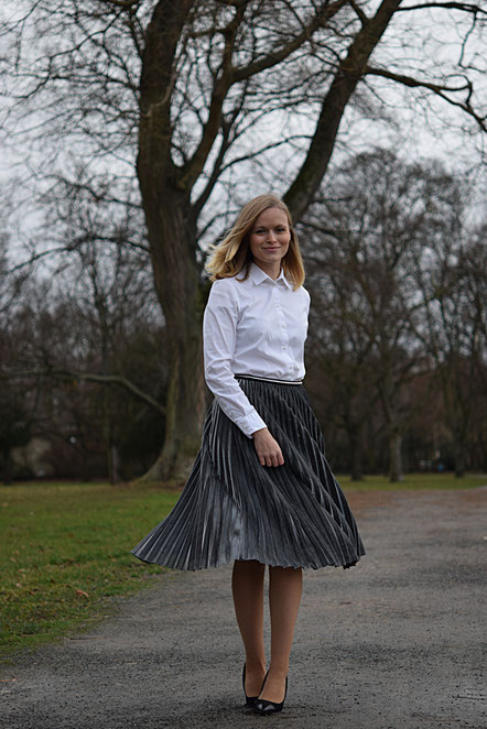 Happy New Year - Silvesterlook - Outfit mit silberfarbenem Plisseerock.