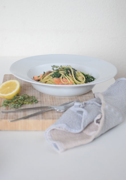 Ein leckerer und schnell gemachter Nudel-Eintopf mit Lachs.