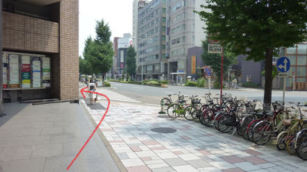 ４．「名古屋駅」1番出口。階段を上りきって、左を見たところ。直進して、松岡ビルを出たら、左に曲がる。