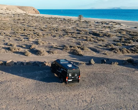 Schwarzer Camper am Strand auf Lanzarote 2026