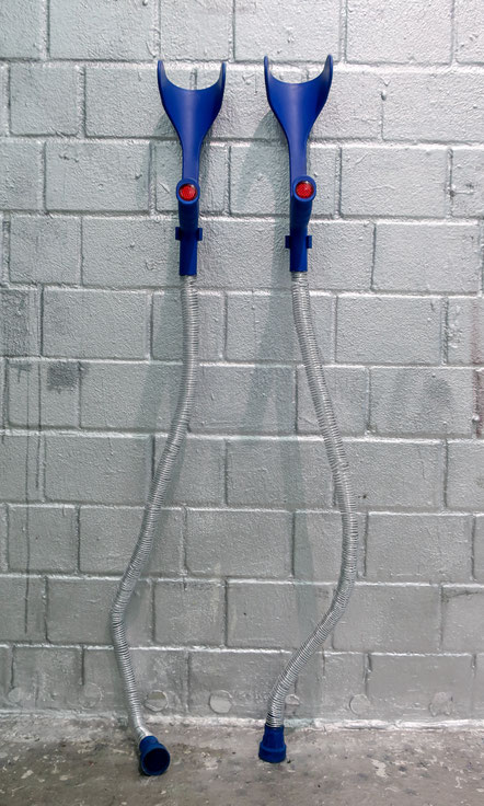 Krücken, 2025, Krückengriffe/ -Füße, Aluminiumdraht, 11 x 120 x 16 cm