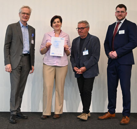 Abschlussfoto mit Projektteam und überreichtem Zertifikat