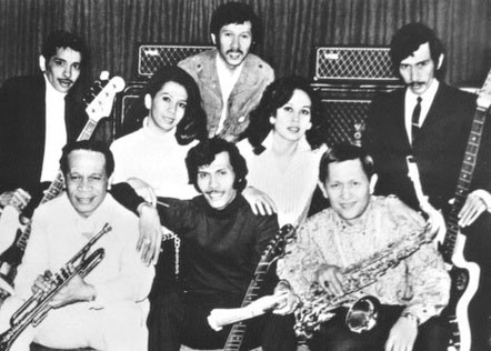 THE TIELMAN BROTHERS met GEORGE DE FRETES vlnr: Rob Latuperisa - George de Fretes - Jane Tielman - Andy Tielman - Loulou Tielman - Ilse Tielman (Hollard) - Leo Masengi - Reggy Tielman