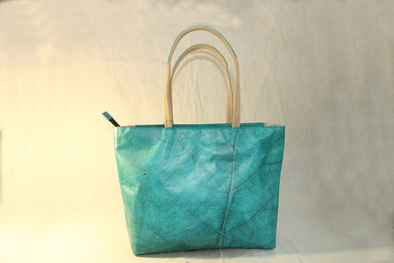 So sieht eine Tasche aus Teakblättern aus