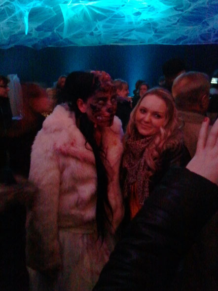 Zombie-Braut bei der Aftershow-Party