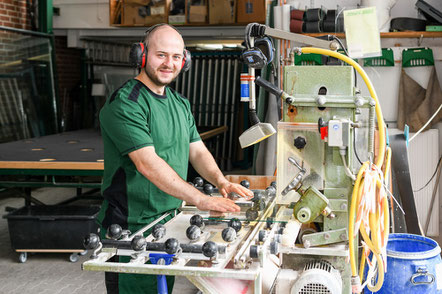 Mitarbeiter der Glaserei Ludewig GmbH in Hamburg beim herstellen von Schutzglas