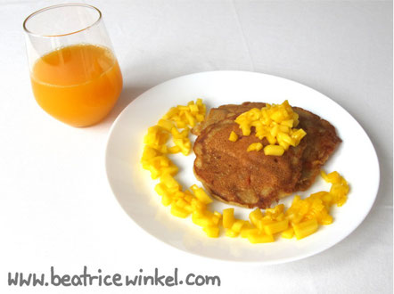Beatrice Winkel - Aprikosen-Mandel-Pancakes mit Mango-Würfel