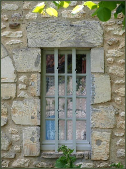 Fenêtre d'une maison face à la mairie de Talmont-sur-Gironde, Charente-Maritime