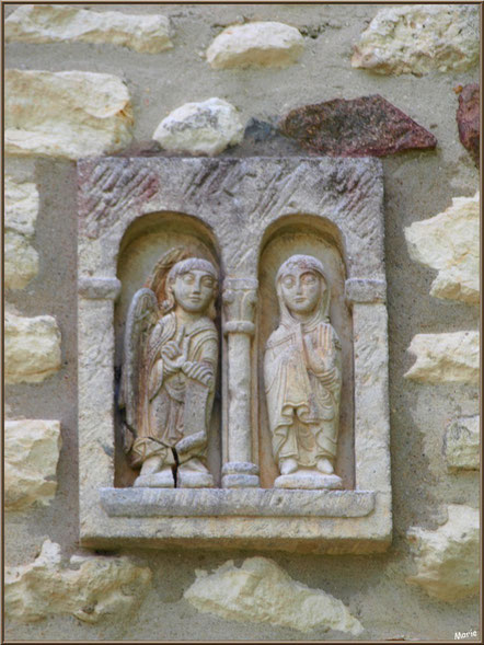 Statuettes dans le mur d'une maison face à la mairie de Talmont-sur-Gironde, Charente-Maritime