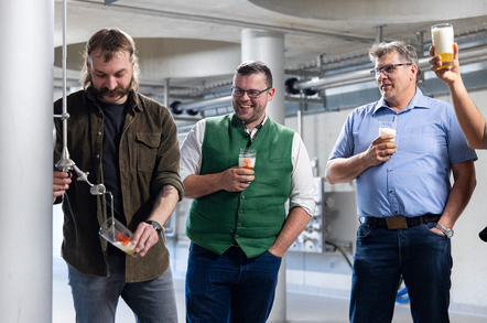 Das Ergebnis überzeugt: Felix Bussler, Landwirt Robert Scheffenacker und Stefan Graggaber (HBLA) zeigen zufriedene Gesichter bei der Verkostung ihrer gemeinsamen Arbeit.
