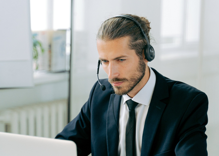 Ein Mann der mit dem Soft-Phone telefoniert