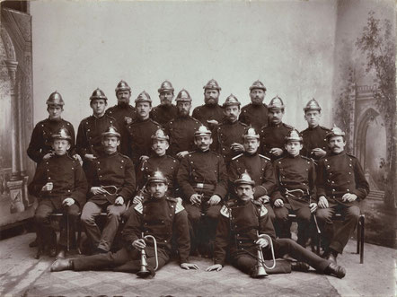 Bild von 1896: Die Freiwillige Feuerwehr Kemtau – Oswald Wieland sitzt auf dem Stuhl in der ersten Reihe ganz links