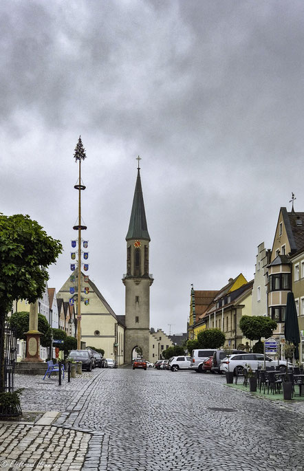 Blick zur Stadtkirche Mariä Himmelfahrt. Deren Turm ist gleichzeitig das Staddttor.