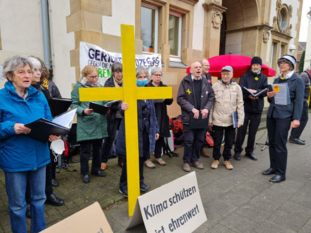 Sänger*innen von Lebenslaute vor dem Amtsgericht Mönchengladbach