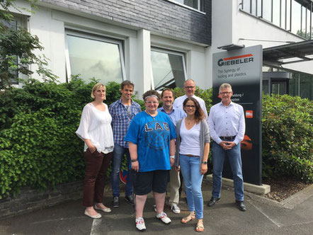 Geschäftsführer Stefan Kreck (hinten, 2.v.r.) mit Lehrerinnen und Lehrer der GBS.