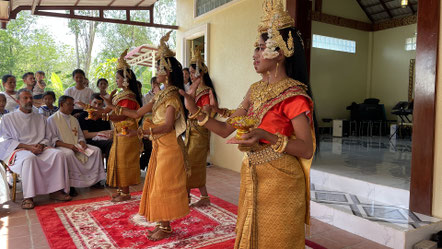 À Takéo, danse à l'issue de la messe de bénédiction d'un nouveau bâtiment paroissial.