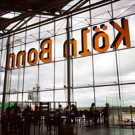 Blick vom Flughafen Köln Bonn mit Vorfreude auf die nächste Reise