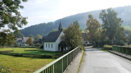 Die Dorfkapelle St. Antonius. Davor die Brücke über die Salwey.