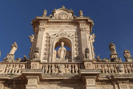 Barockfassade des Rathauses in Lecce mit filigranen figürlichen Verzierungen und Säulen (Lecceser Barock)